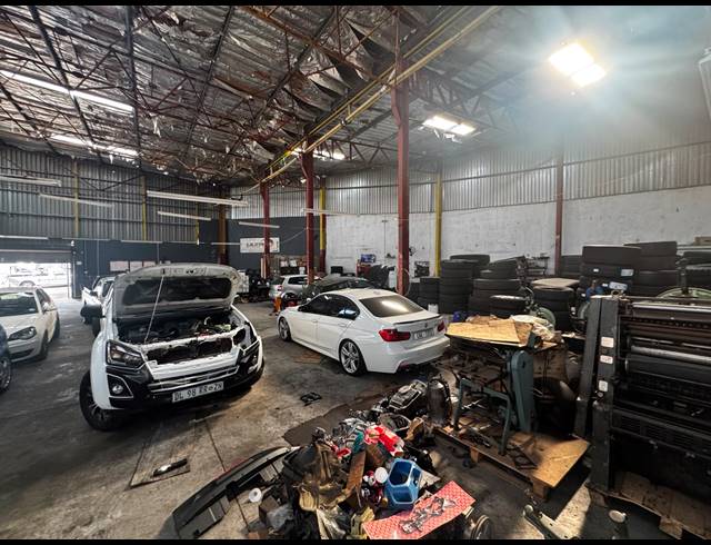 2,397M² WAREHOUSE FOR SALE IN SPRINGFIELD PARK